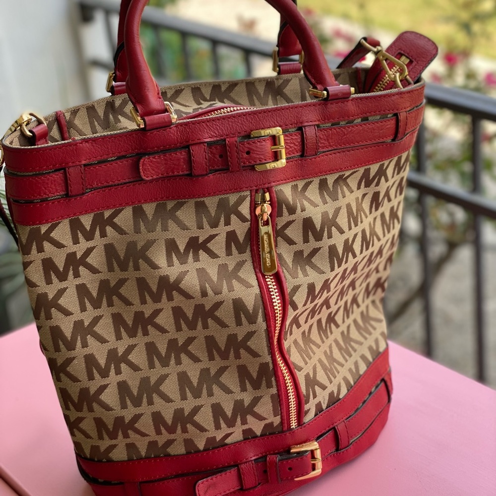 Michael kors bucket bag